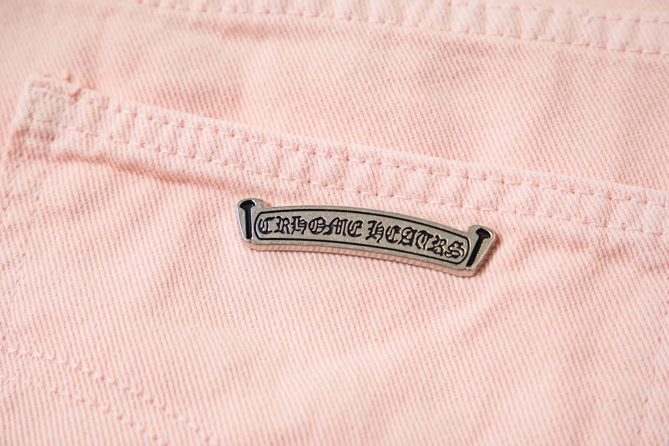 P270 💰 (Top version) Chrome hearts | CH Chrome hearts limited edition cherry blossom pink leather jeans for girls. Charming dopamine personality jeans. Indispensable for fashionistas. The same style for celebrities. A model touted by many bloggers. This new pair of pants is perfect both in shape and upper body. It is no exaggeration to say that making a pair of jeans is equivalent to making 20 pieces of short-sleeves. The fabric is made of high-quality imported denim. It has a unique high-end texture. I am very satisfied with it after washing and proofing several times. Color: Sakura pink Size: 28-30-32-34 (corresponds to S-M-L-XL)